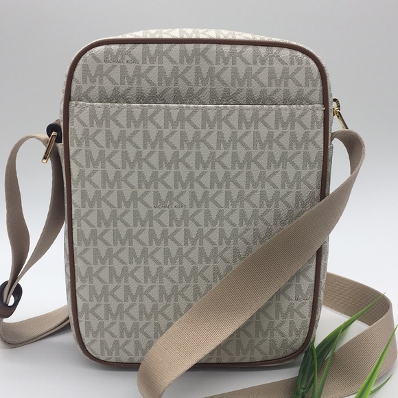 MICHAEL KORS MD FLIGHT CROSSBODY Bag VANILLA
NWT - Picture 6 of 8